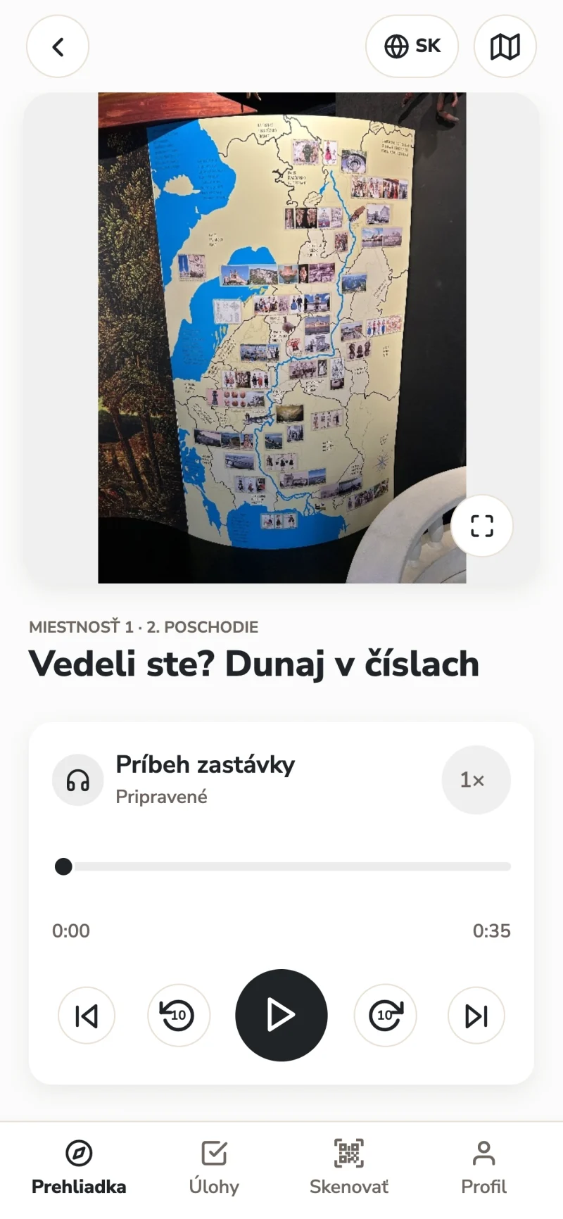 Zastávka s fotografiou exponátu a prehrávačom rozprávania.