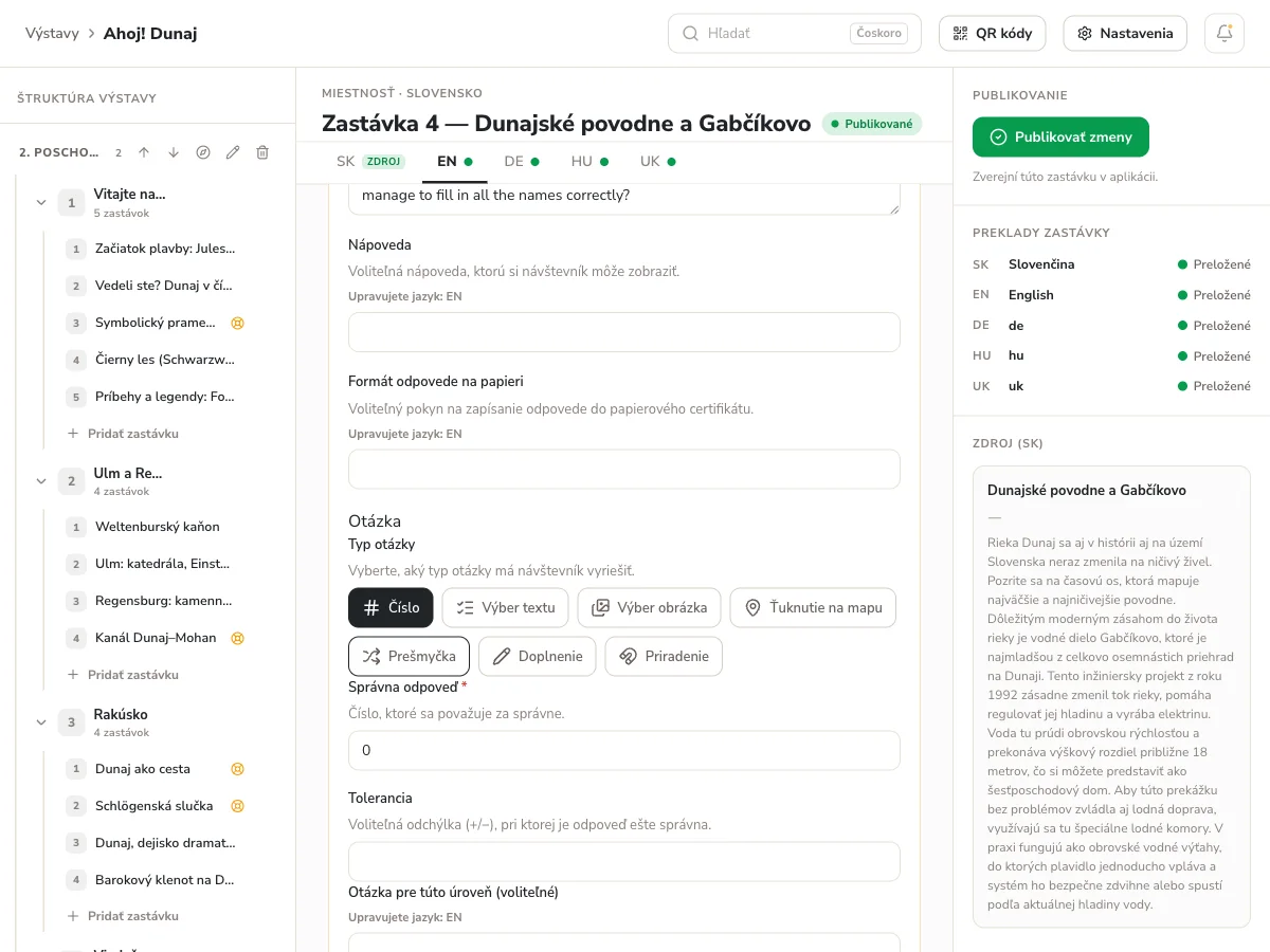 Editor zastávky v Studiu: jazykové karty SK, EN, DE, HU, UK so stavom prekladu a zdrojový slovenský text vedľa preloženého.